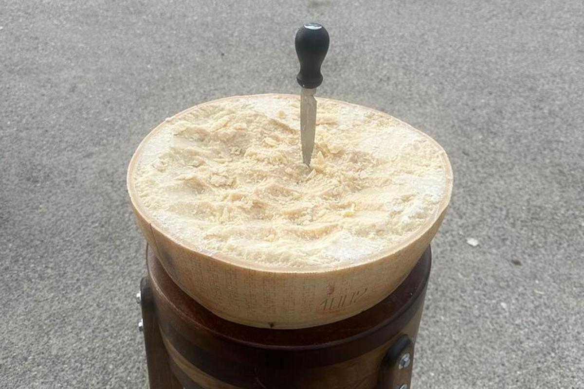 um barril de madeira com uma faca saindo dele