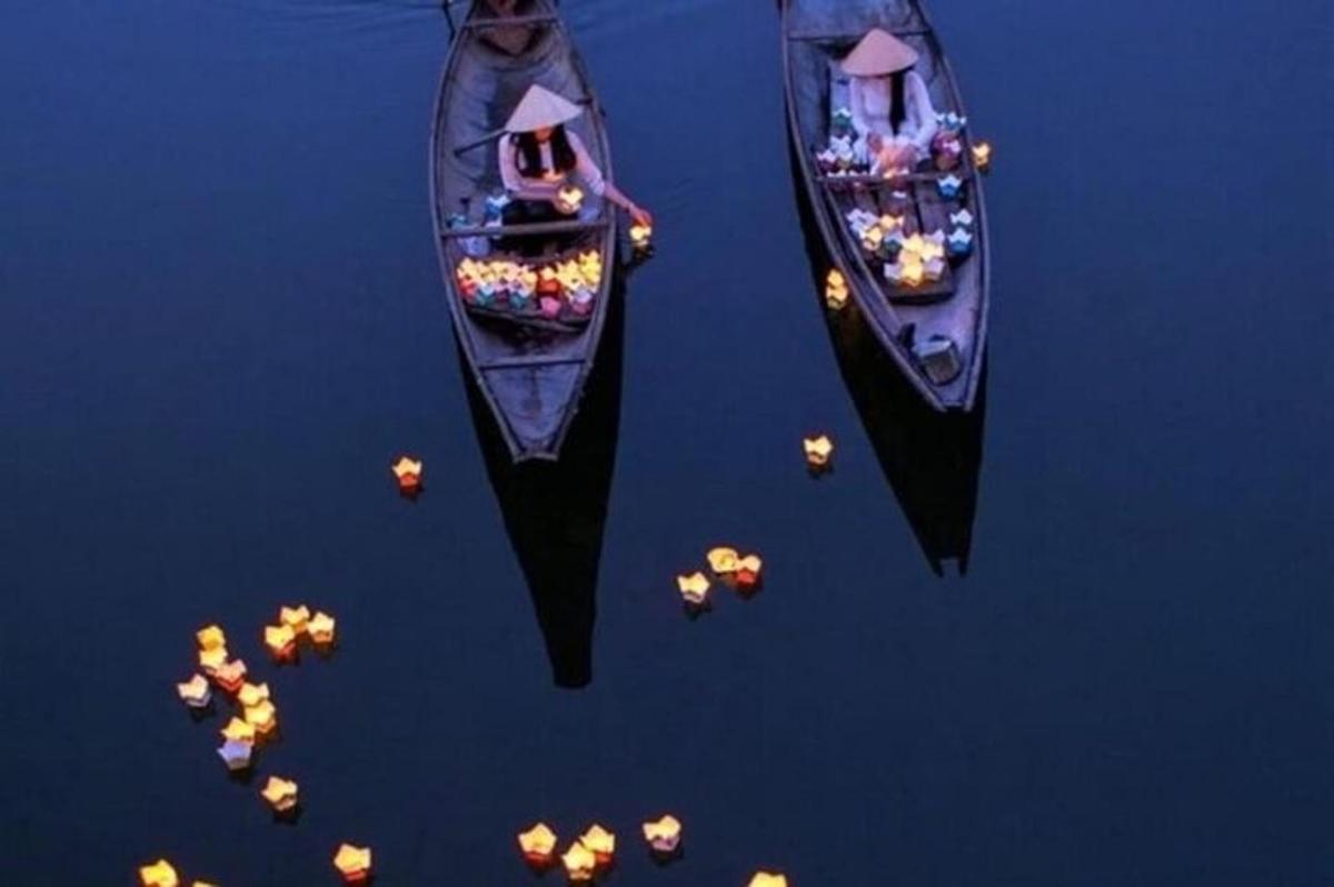 Dos barcos con gente flotando en el agua.