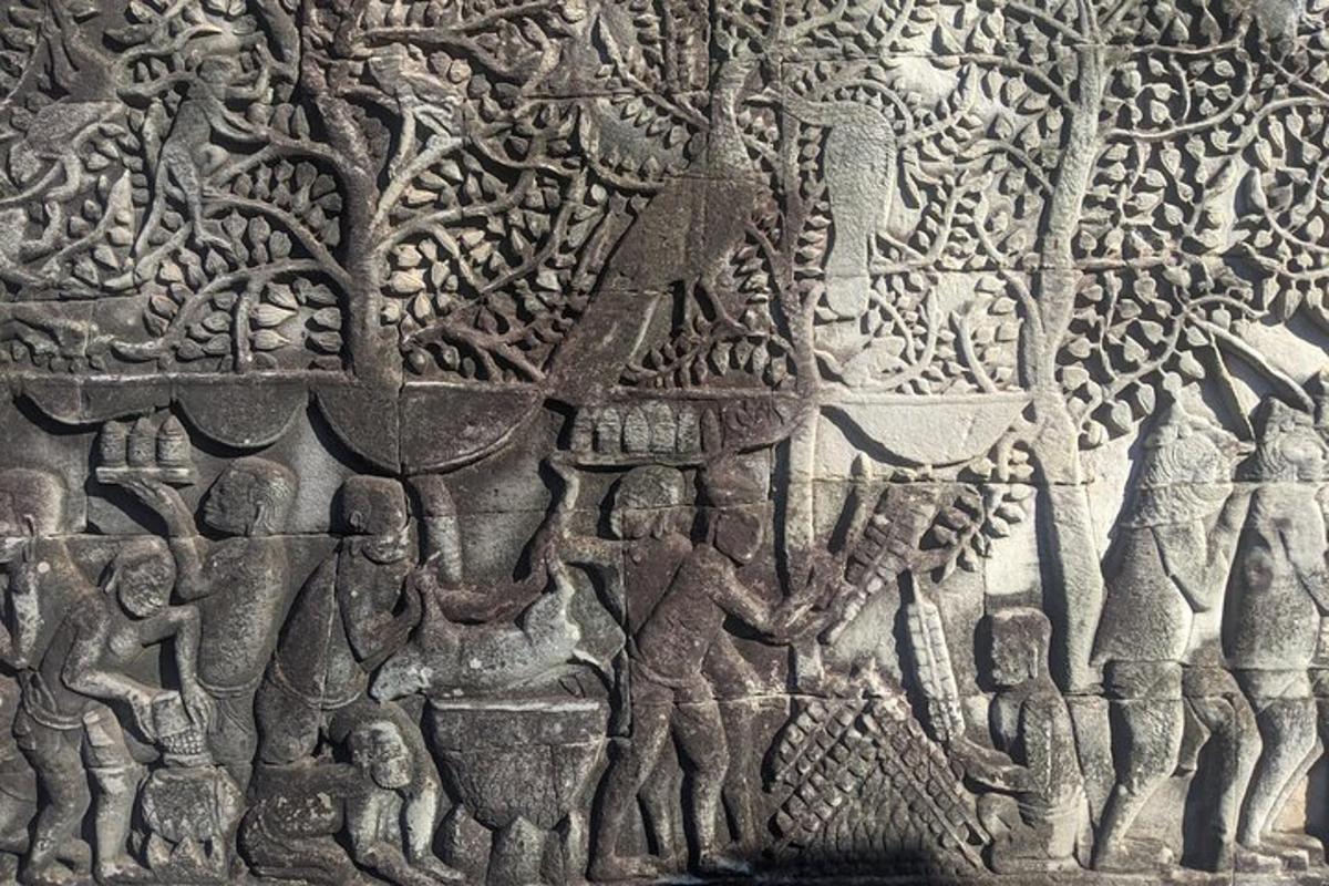 un bassorilievo di una divinità su un muro