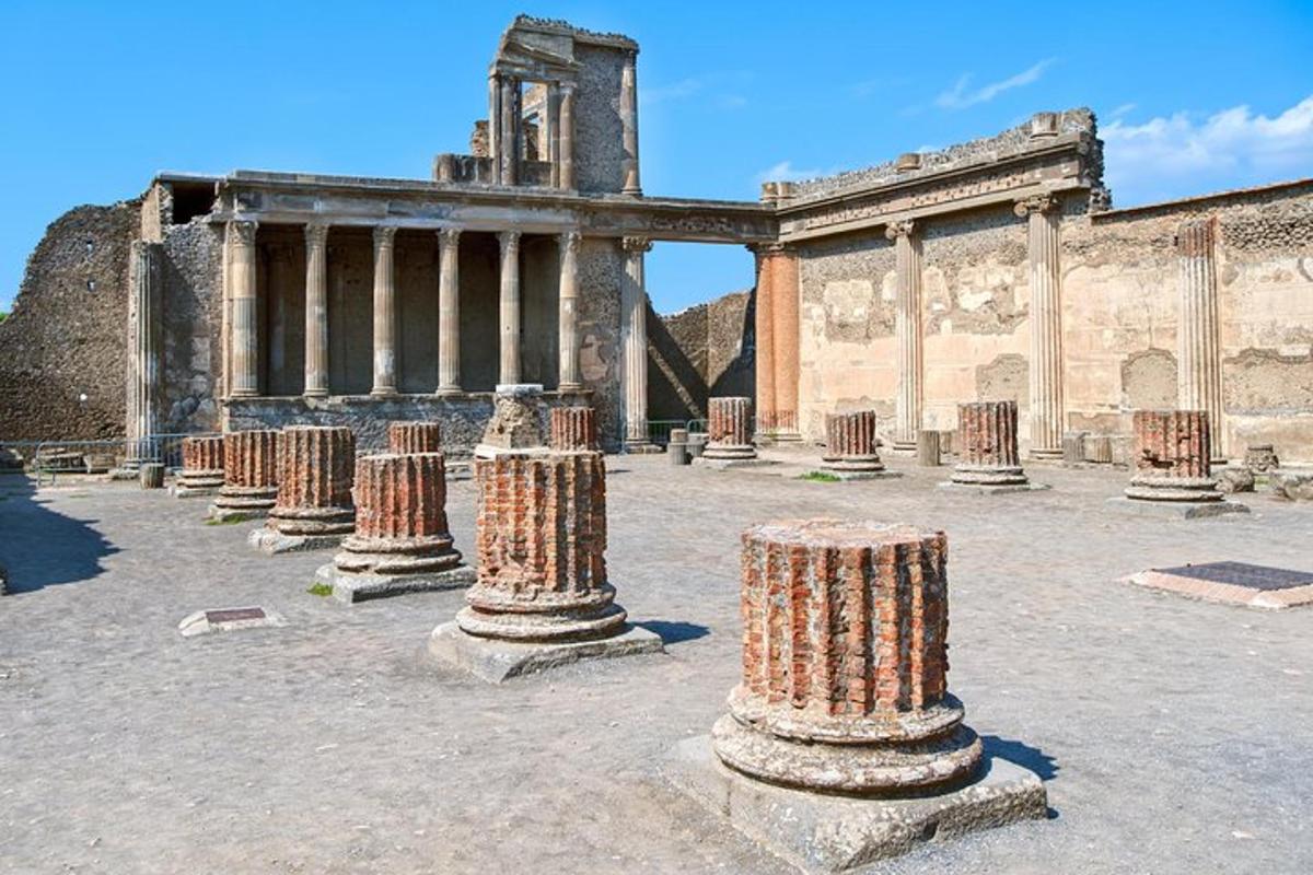 una hilera de pilares en el patio de un edificio