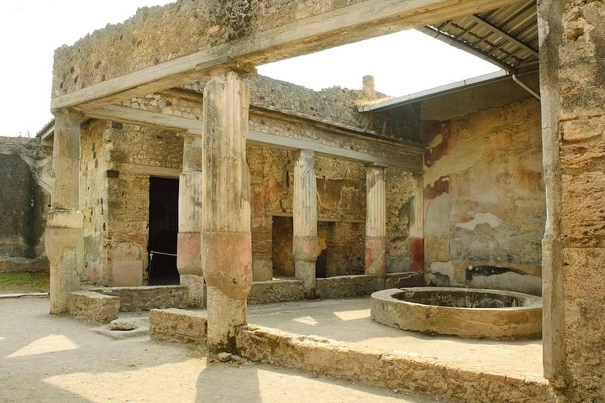 Un edificio antiguo con una fuente en un patio.