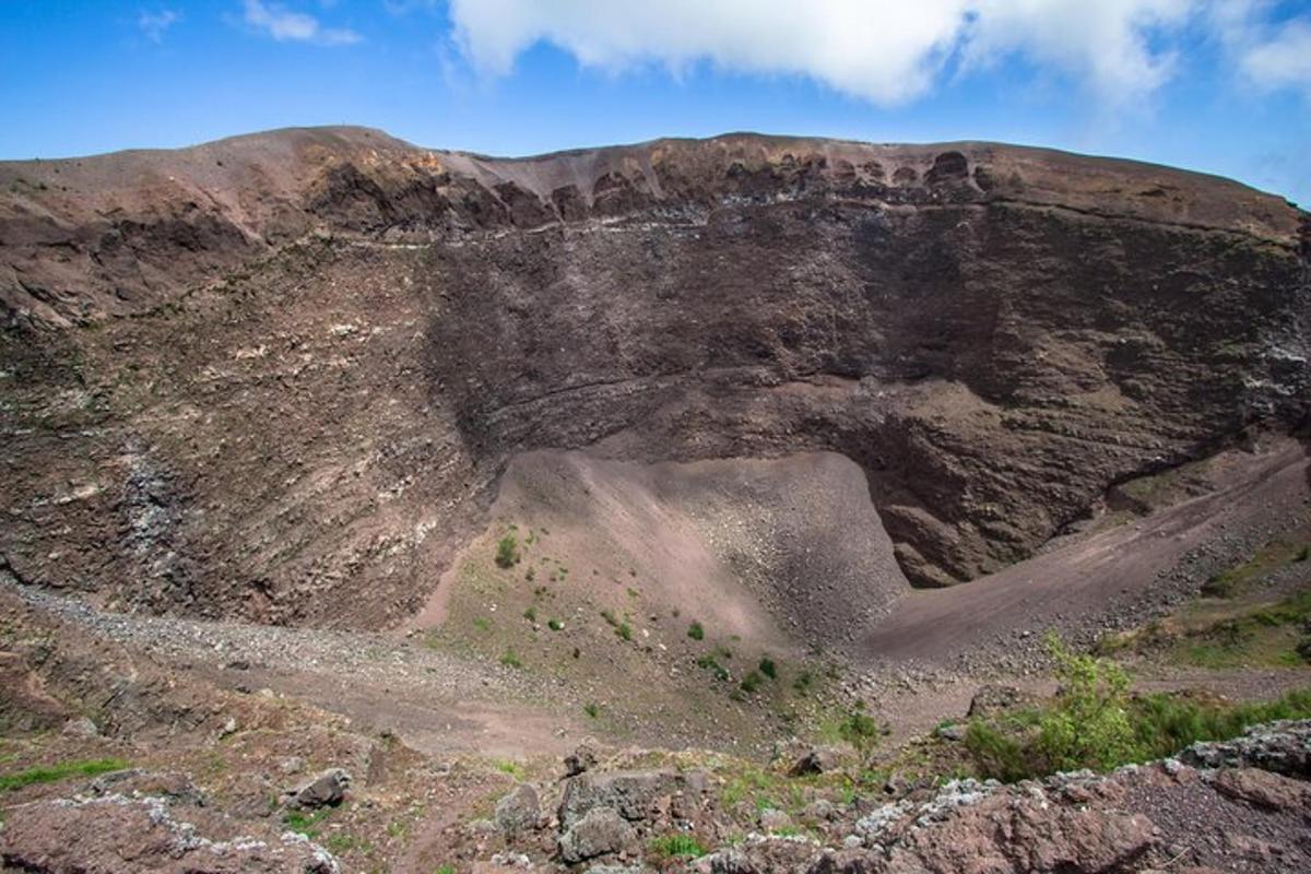 Una montaña rocosa con un camino de tierra.