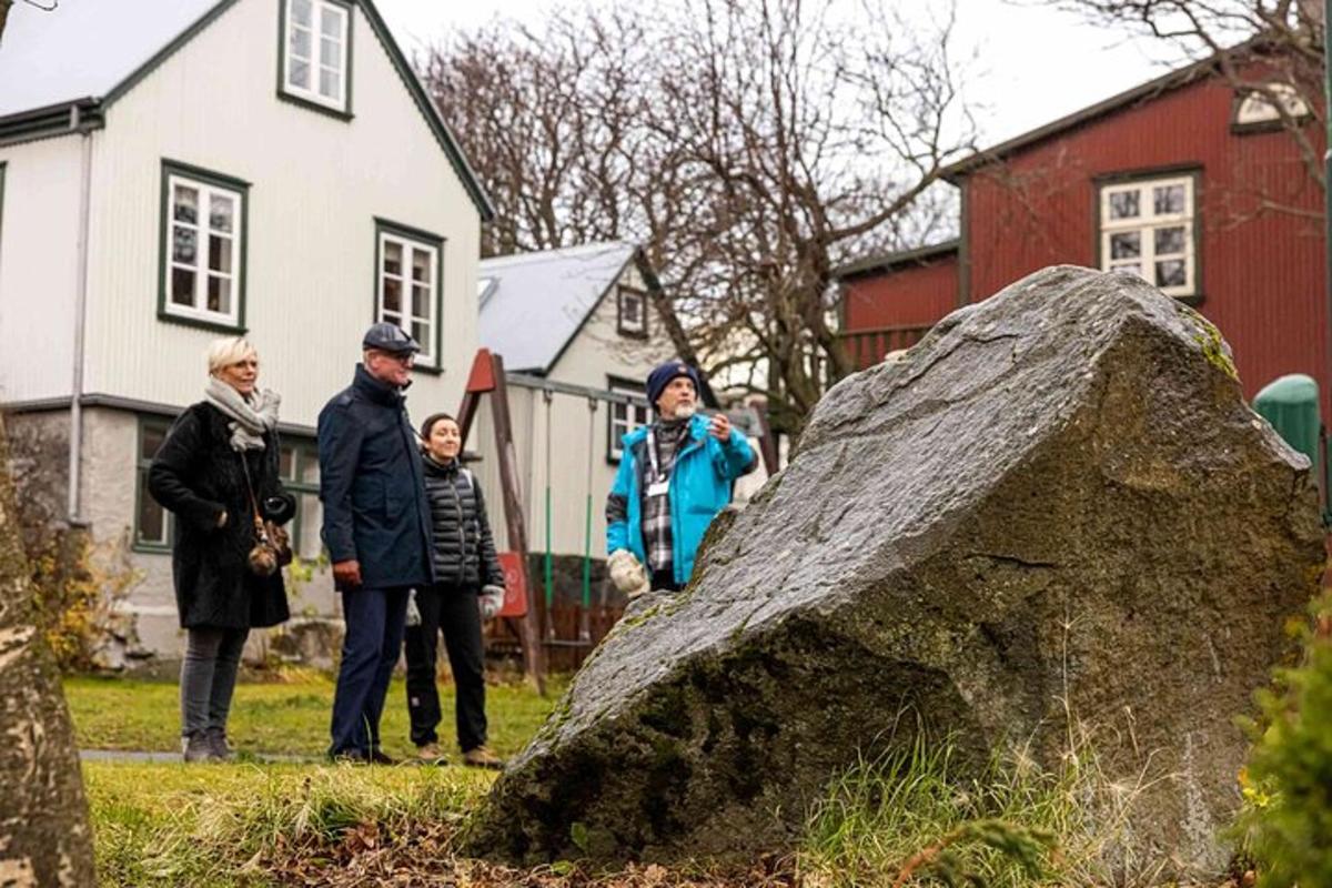 en gruppe mennesker som står foran en stein