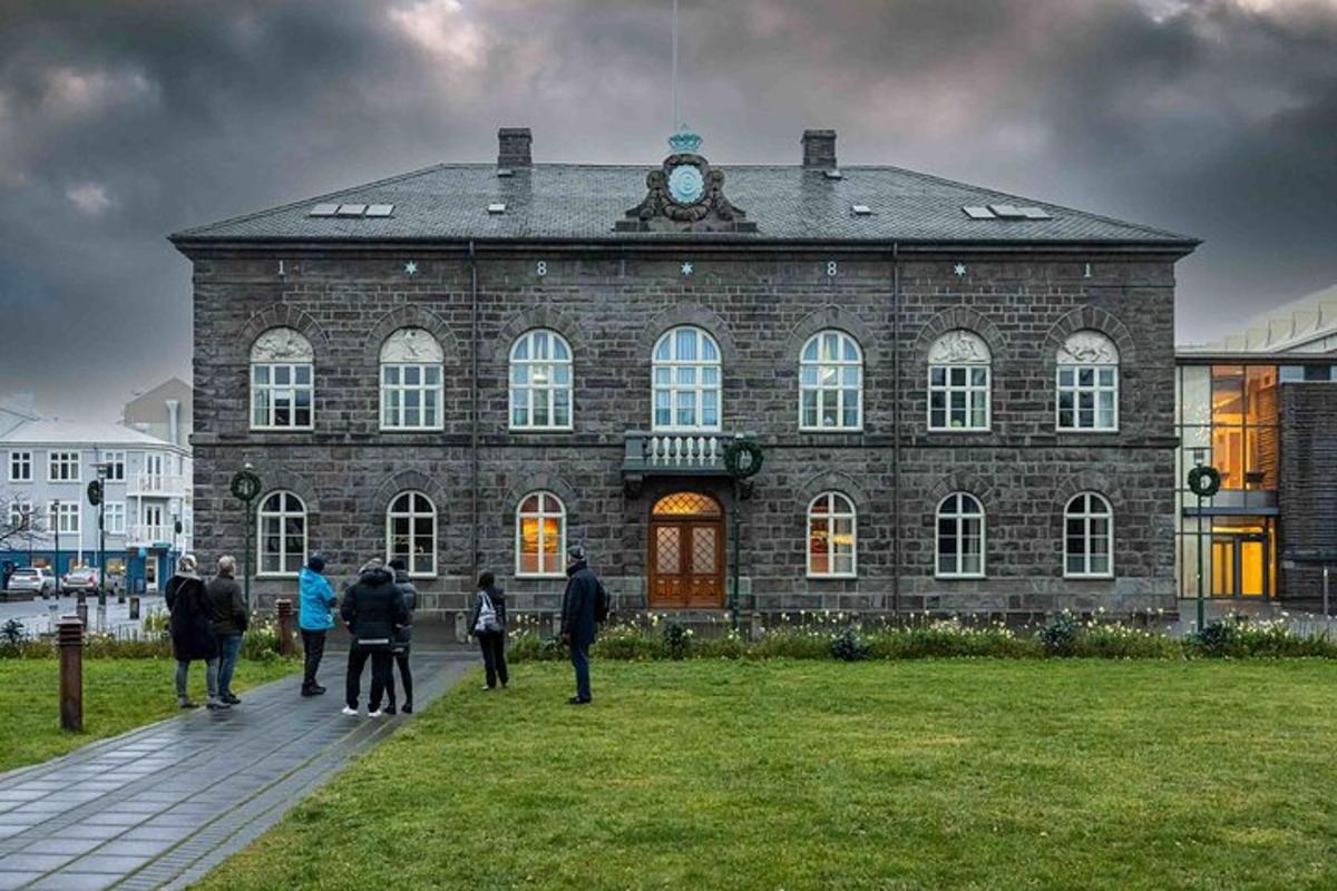 grupp inimesi, kes kõnnivad hoone ees