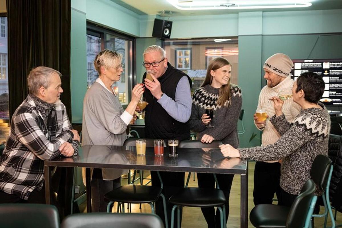 Un grupo de personas de pie alrededor de una mesa con bebidas.