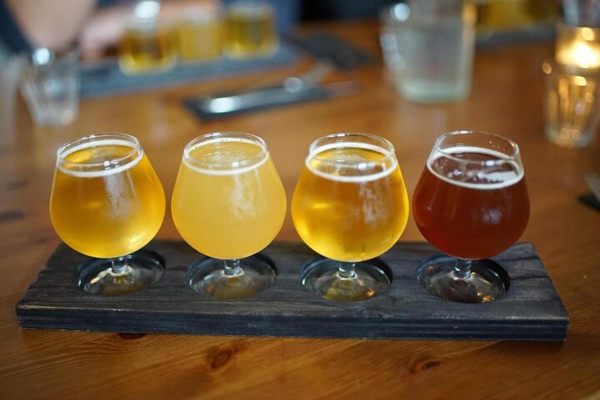 テーブルの上のトレイにビールのグラスが4つ
