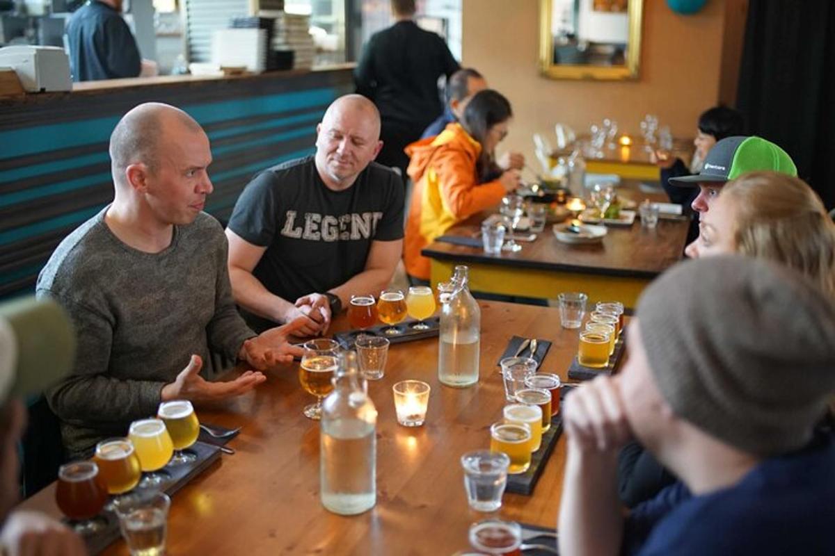 grupp inimesi, kes istuvad restoranis laua ümber