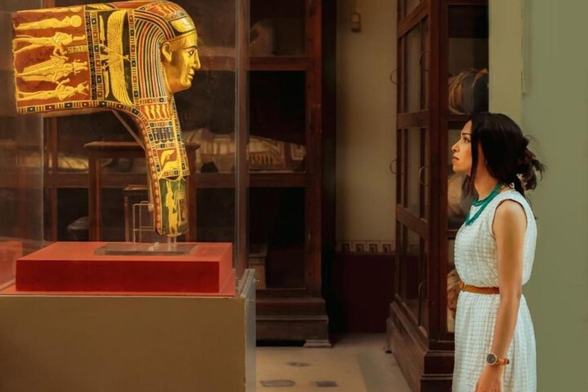 isang babae na tumitingin sa isang estatwa sa isang museo