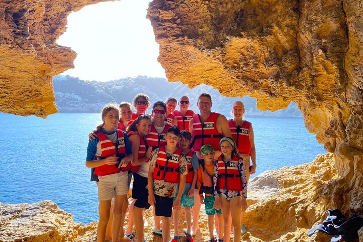 grupp inimesi poseerib koopas pildi jaoks