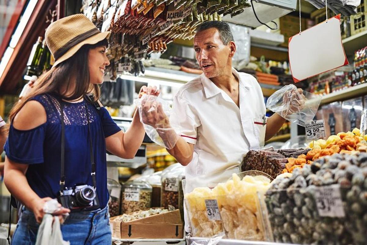 muž a žena stojící v supermarketu a kupující si jídlo