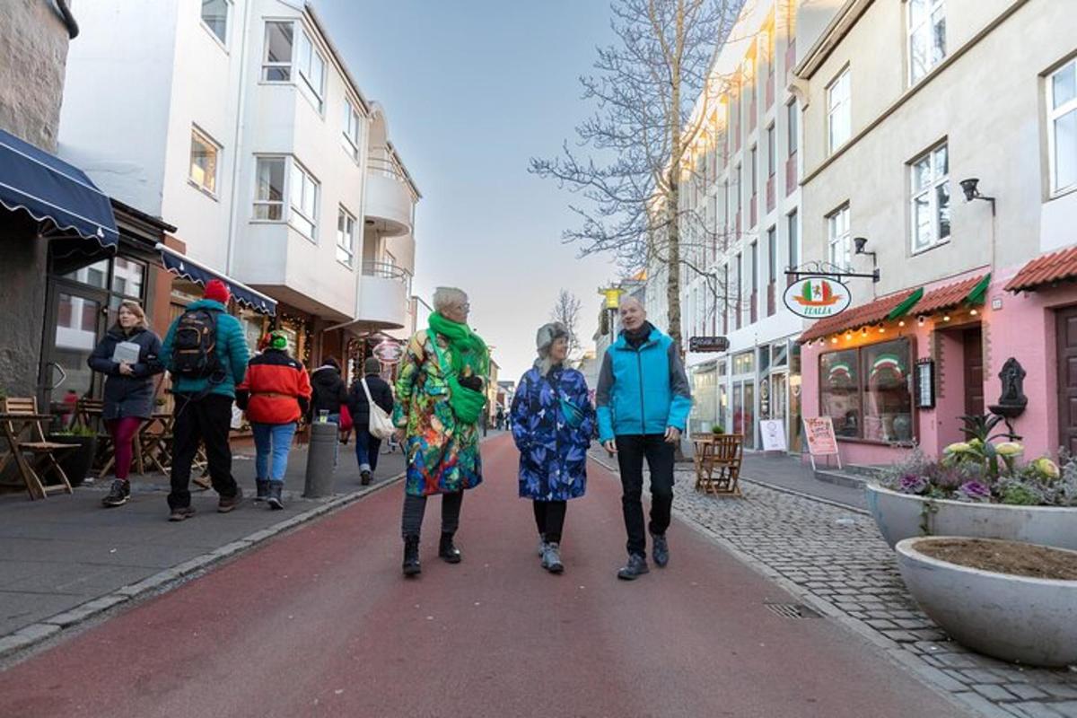 grupp inimesi, kes kõnnivad mööda tänavat
