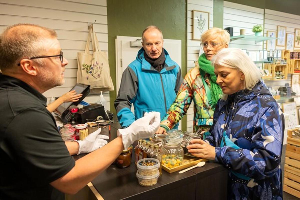 grupp inimesi, kes seisavad poes leti ümber