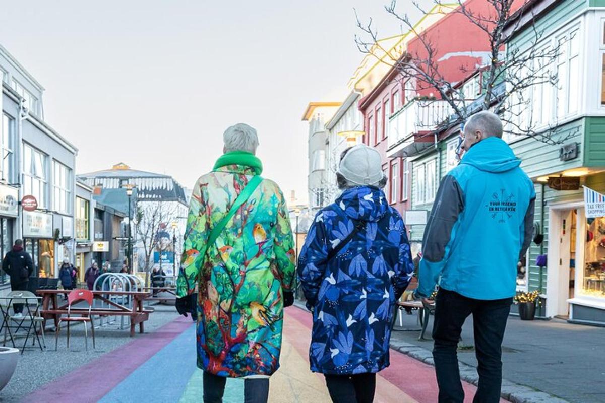 kolm inimest kõnnivad mööda linnatänavat