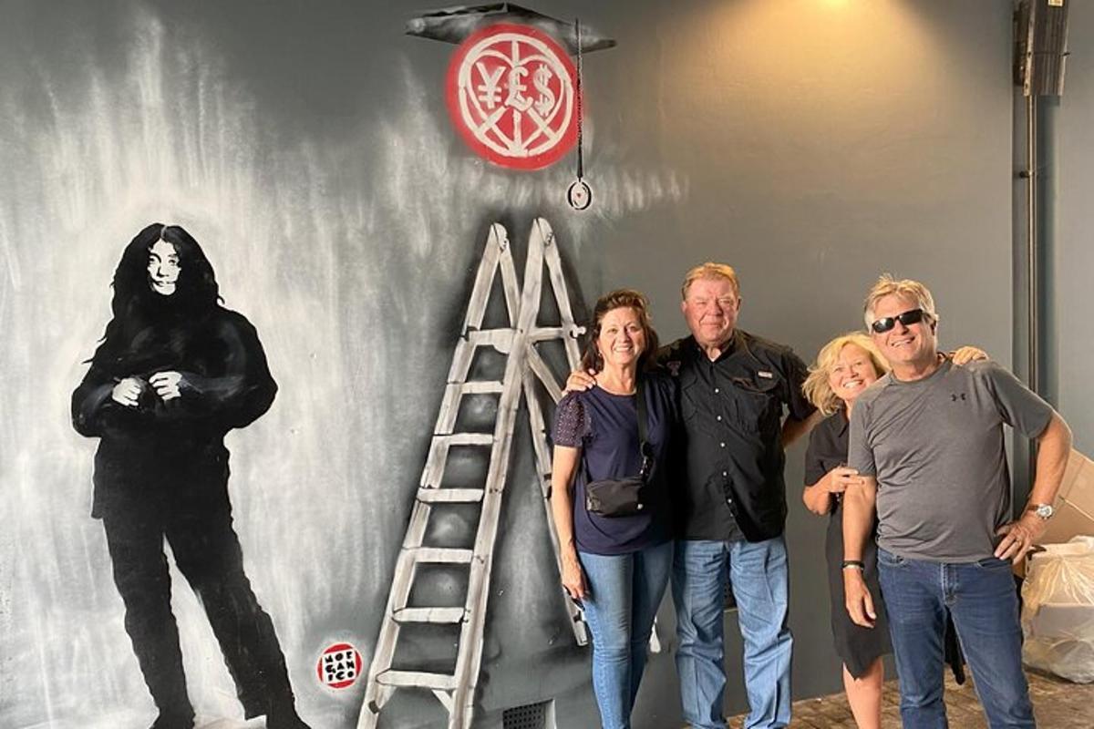 Un grupo de personas de pie frente a una pared