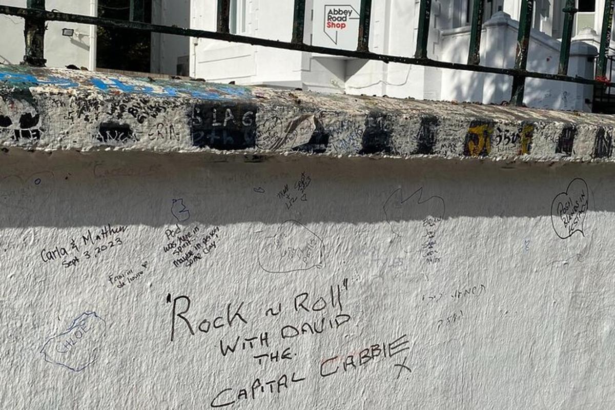 una rampa amb grafits al costat