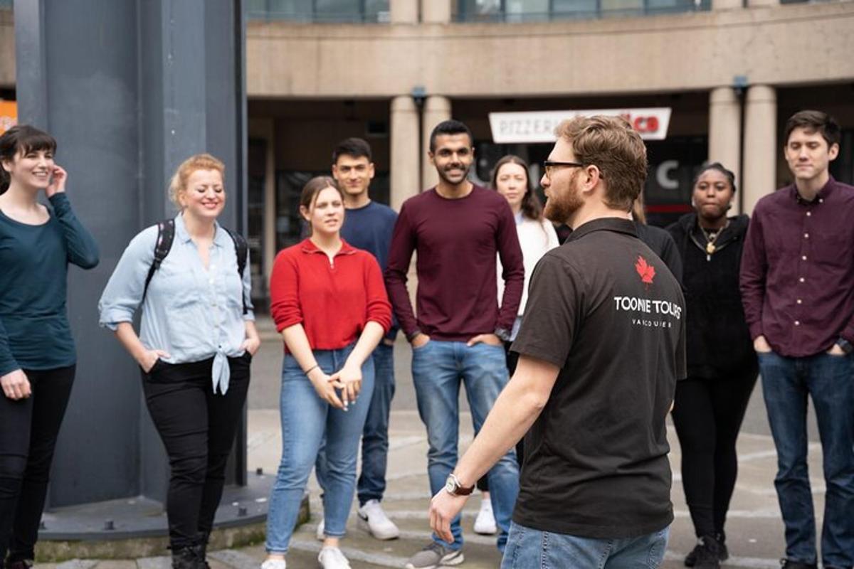 skupina lidí jdoucích po ulici