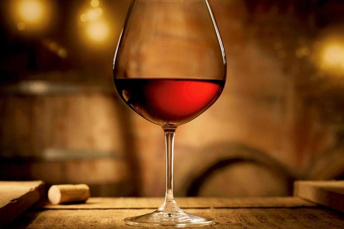 isang baso ng red wine na nakapatong sa mesa
