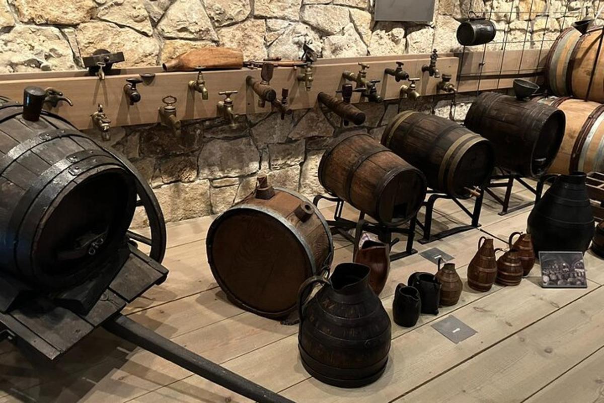 um grupo de barris de vinho e vasos em exposição