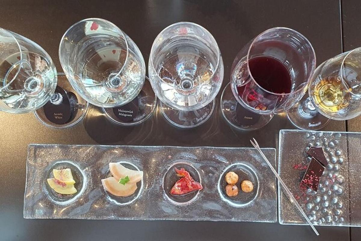 uma mesa coberta com taças de vinho e aperitivos