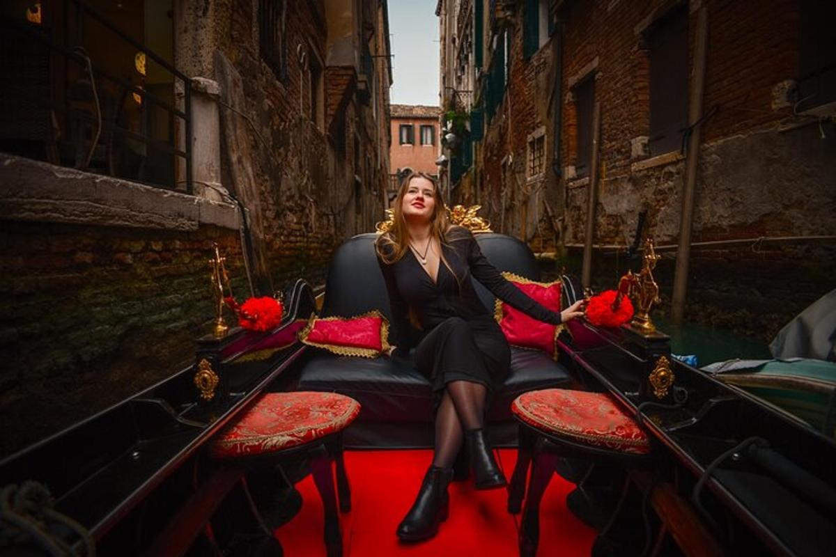 una mujer sentada en una silla con flores rojas