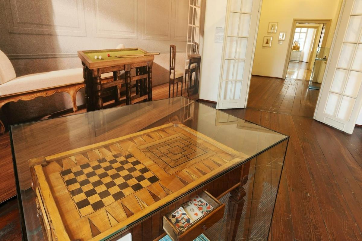 sebuah bilik dengan papan catur di atas meja kaca