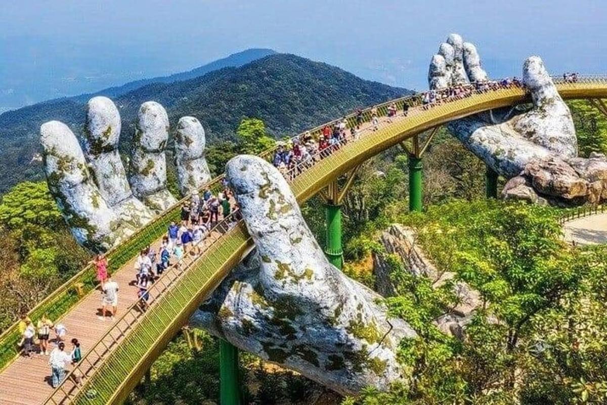 un grup de persones creuant un pont de les mans