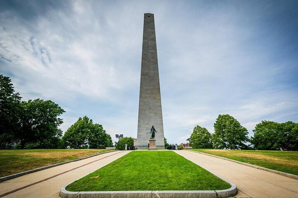 sebuah monumen dengan patung di tengah-tengah taman