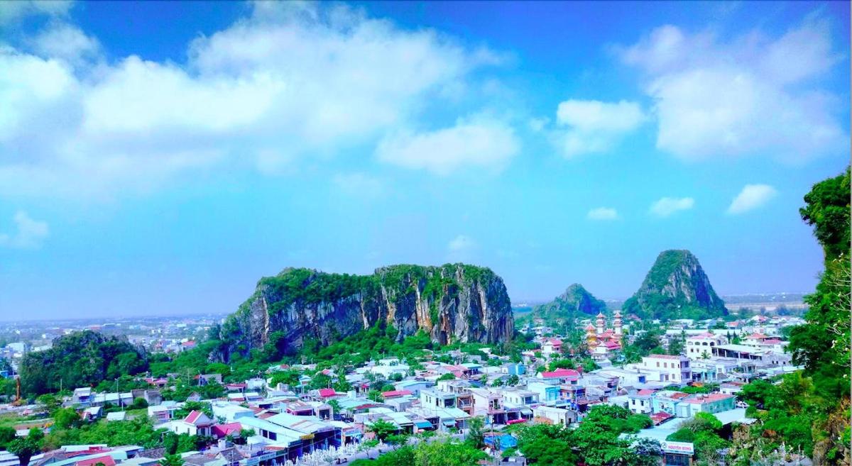 một góc nhìn của thành phố với những ngọn núi ở phía sau