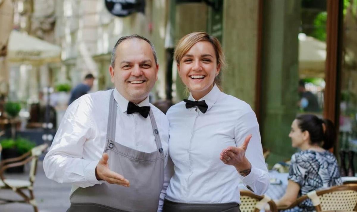 egy férfi és egy nő áll egymás mellett
