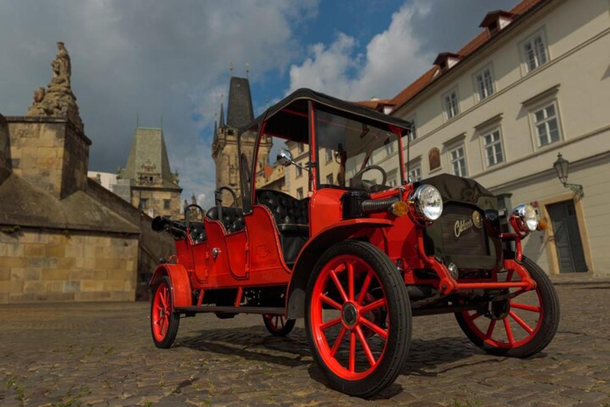 una vecchia macchina rossa parcheggiata accanto a un edificio
