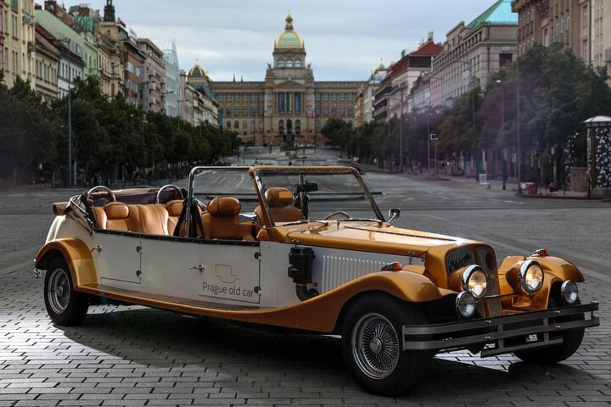 žltobiele auto zaparkované na mestskej ulici