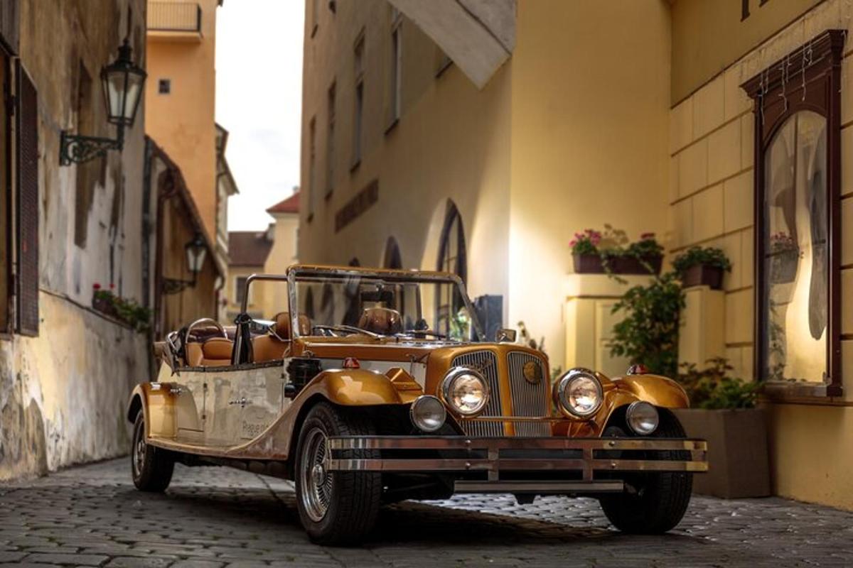 staré auto je zaparkované na ulici