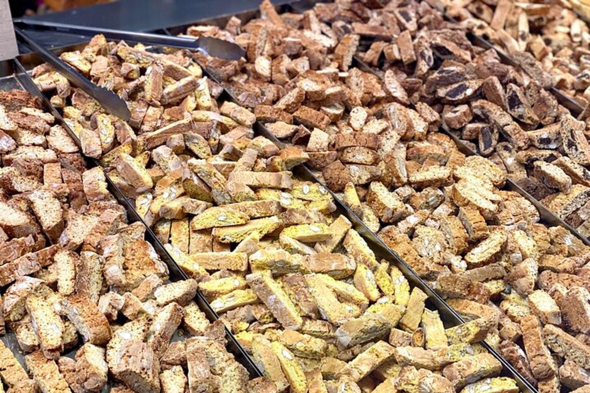 hromada různých druhů jídla s kleštěmi