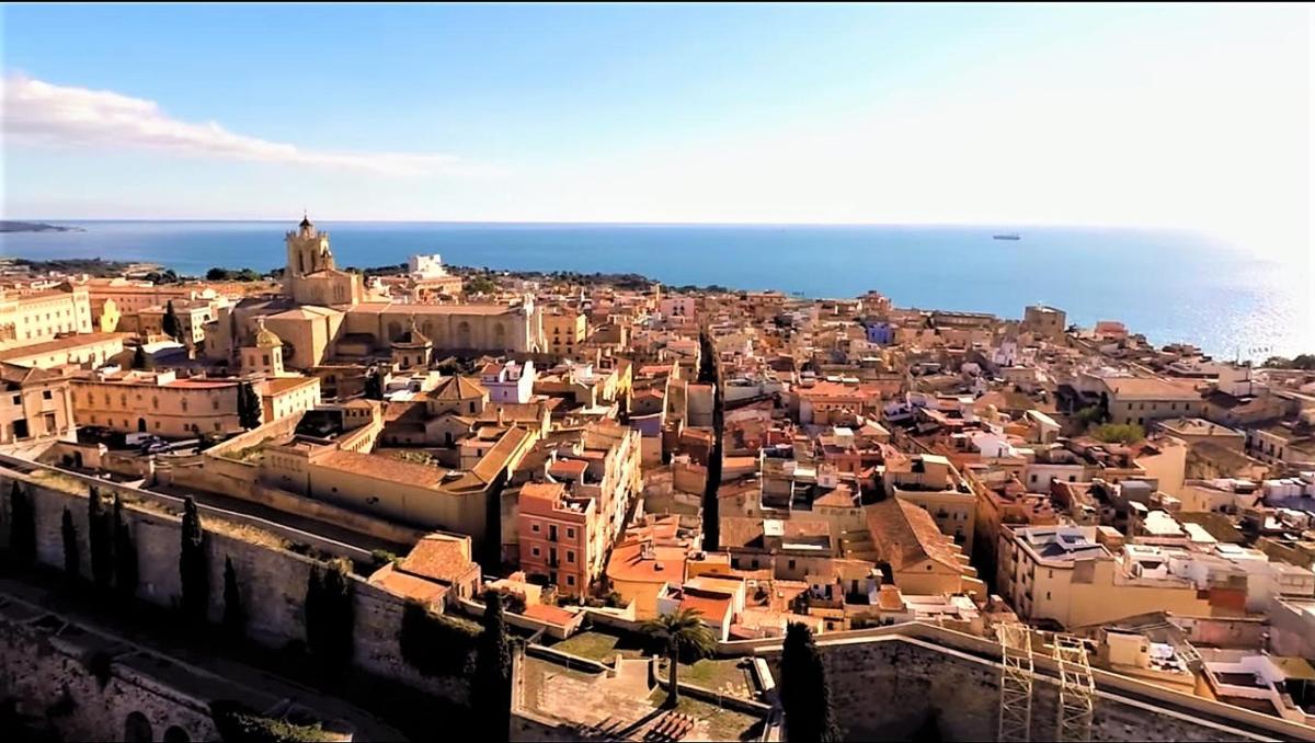 vista aèria d'una ciutat amb l'oceà