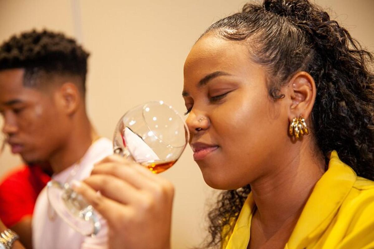 una donna che beve un bicchiere di vino con un uomo