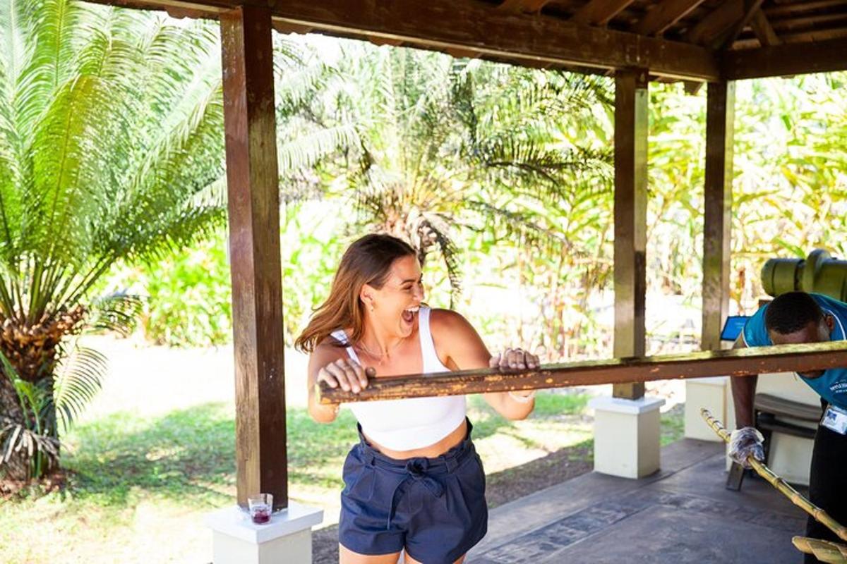 une femme tient un long bâton
