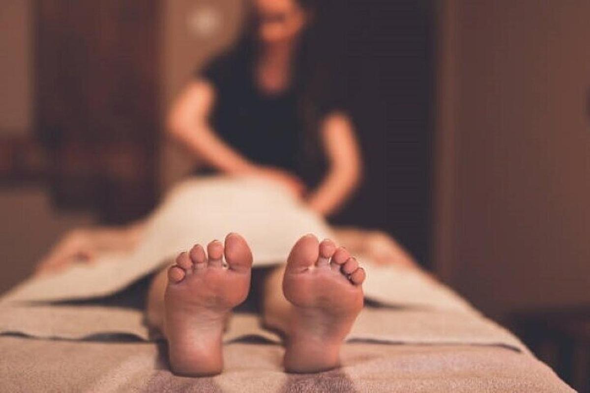 un parell de peus en un llit amb una dona