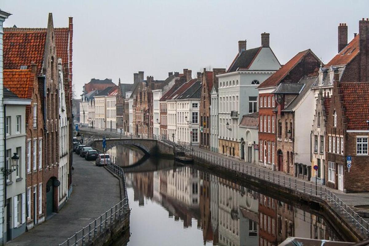 una ciudad con un puente sobre un río con edificios
