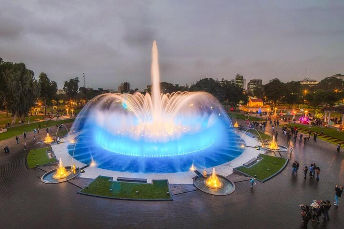 air pancut di taman dengan orang ramai berdiri di sekelilingnya