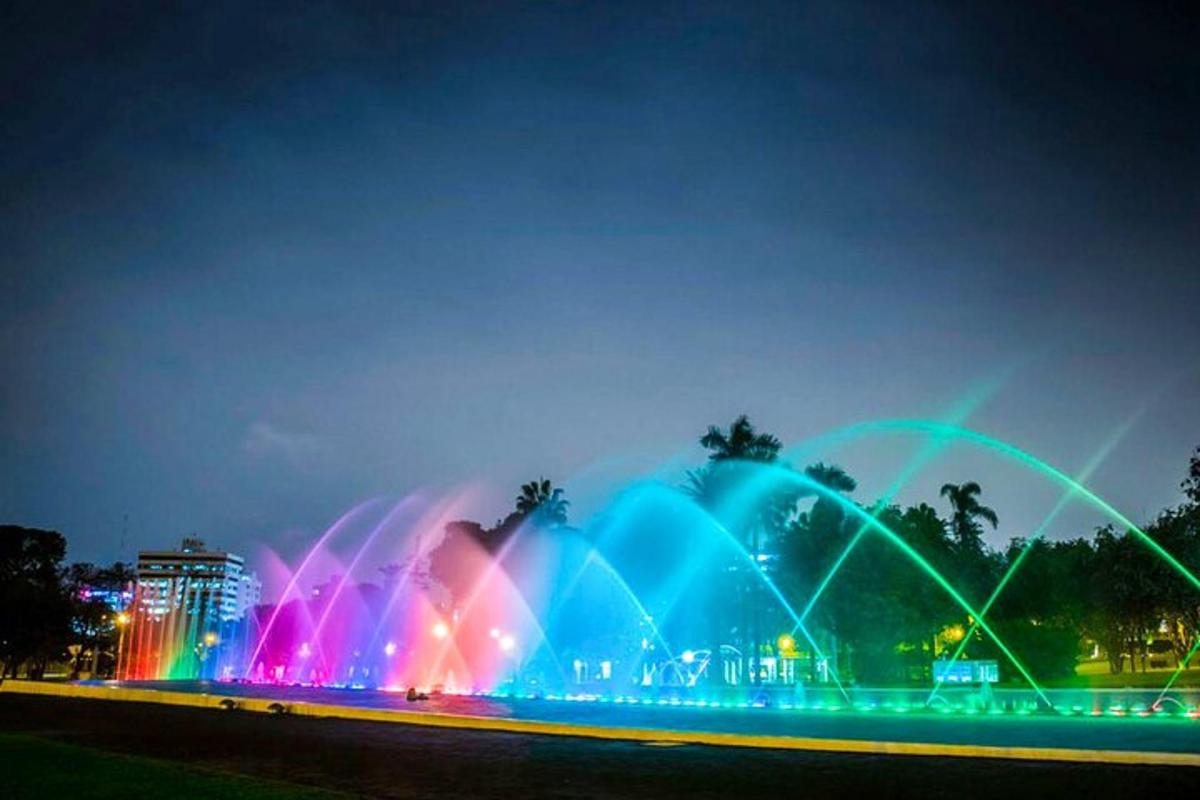 pancutan air dengan lampu berwarna-warni pada waktu malam
