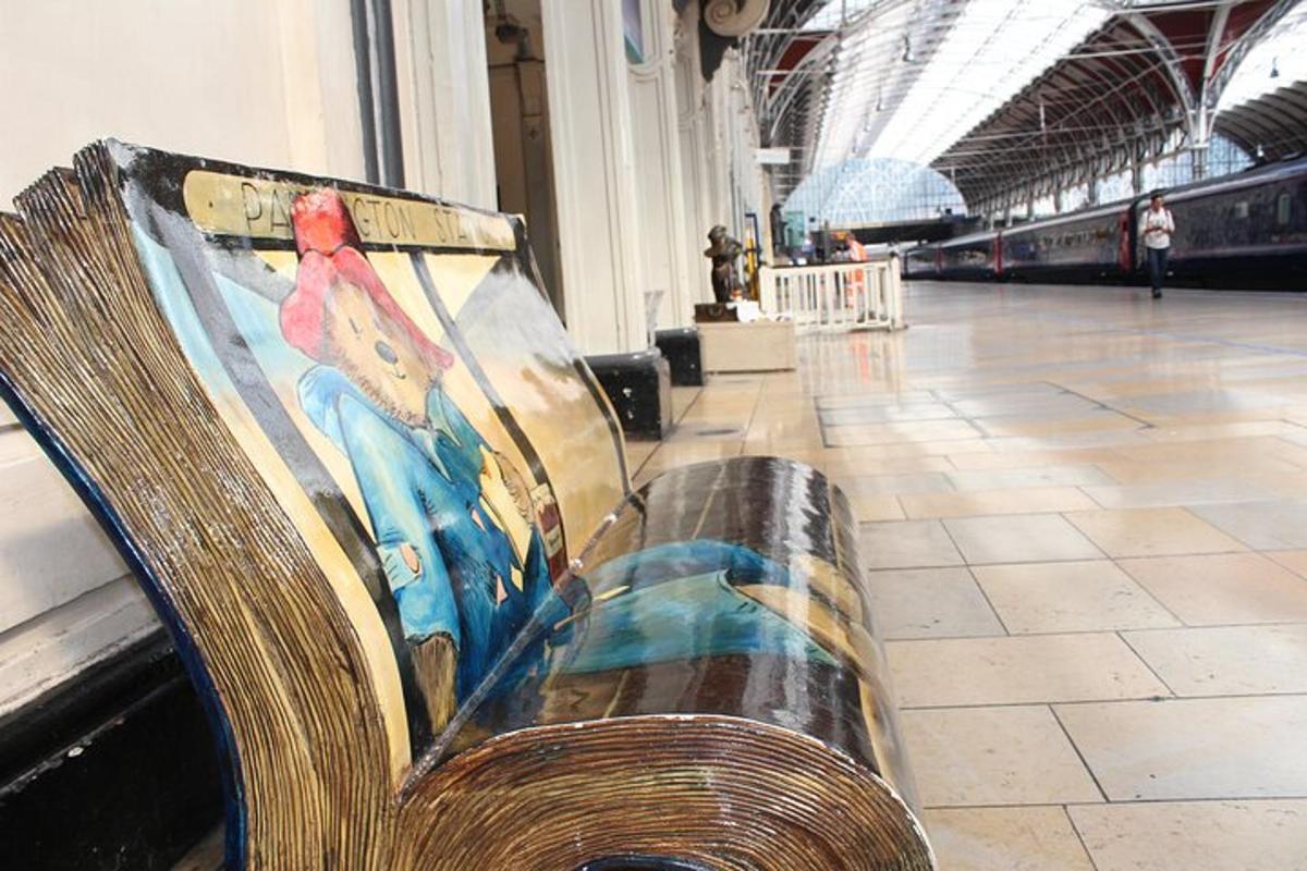 ม้านั่งในสถานีรถไฟที่มีภาพวาดอยู่
