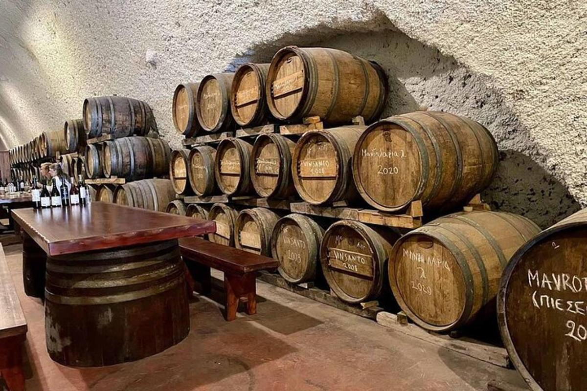ένα σωρό βαρέλια κρασιού στοιβαγμένα σε ένα δωμάτιο