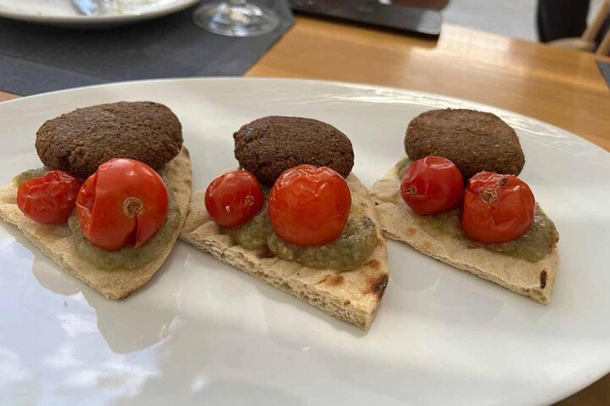 Þrjár brauðsneiðar með tómötum ofan á diski
