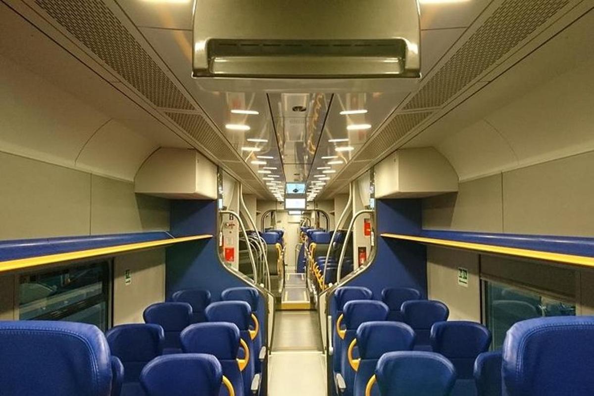 pusty wagon z niebieskimi siedzeniami w pociągu
