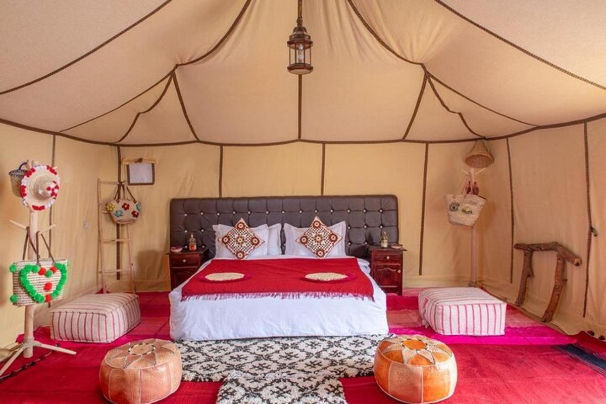 un dormitori amb un llit en una tenda de campanya
