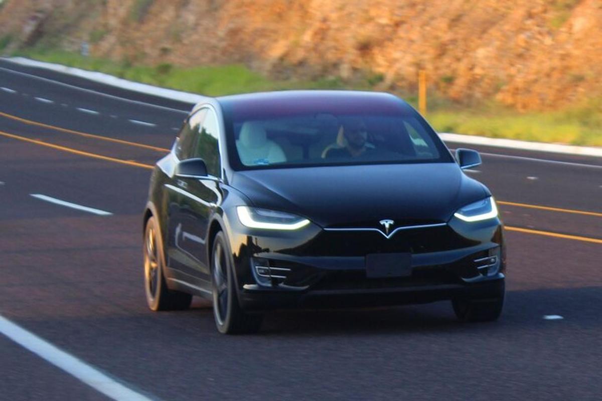 un'auto nera che percorre un'autostrada