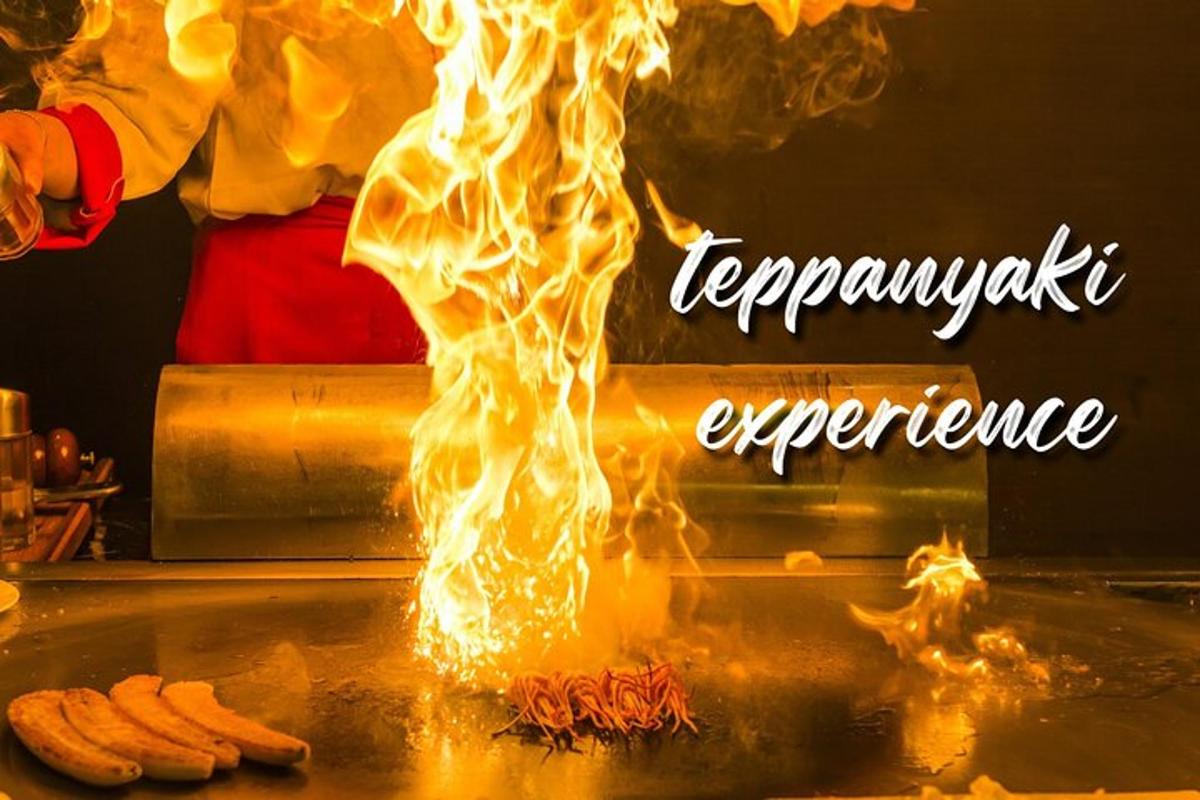 eine Person, die Hotdogs auf einem Grill mit Feuer zubereitet