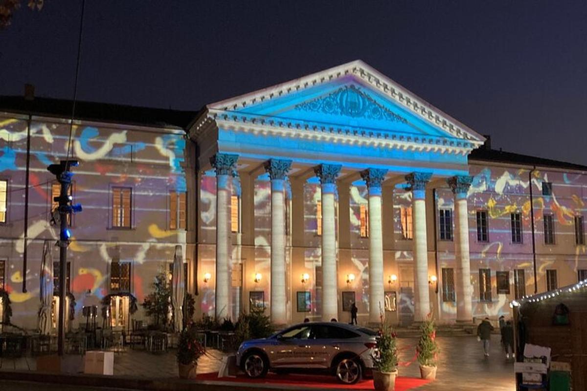 un edificio con un'auto parcheggiata di fronte