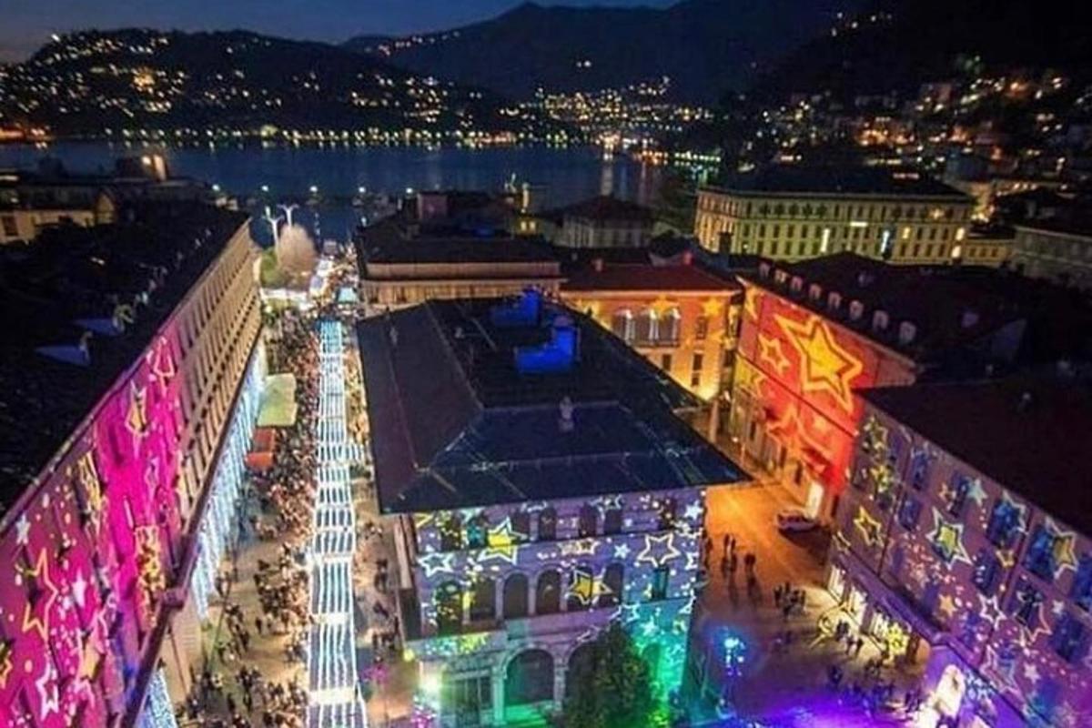 una vista dall'alto di una città di notte con luci