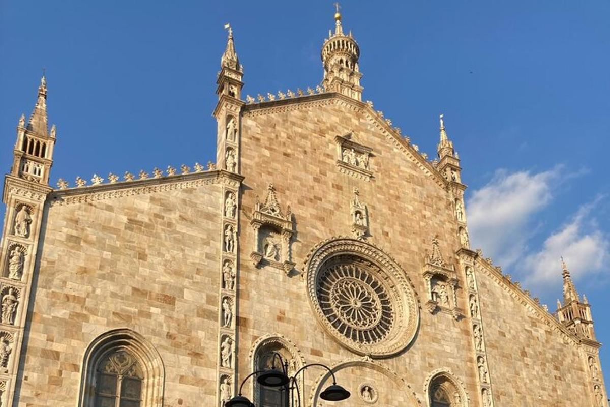 un grande edificio in mattoni con una torre dell'orologio su di esso